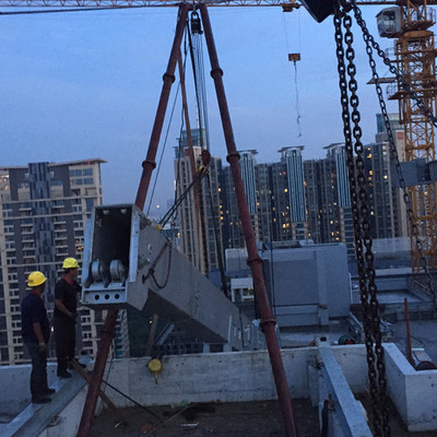 建筑安裝工程 總重28噸擦窗機(jī)的起重、高空與扒桿吊裝技術(shù)解析